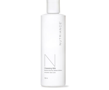 Cleansing Milk - 150 ml Cleanse & Detoxify—Cleansing the face and neck is the first step in your routine to achieve healthy, youthful skin. Nutriance Organic Facial Cleansers are enriched with marine and botanical ingredients to gently remove impurities from the skin. Soothing and softening cleanser. Enriched with protective seaweed extracts and essential oils. Silky emulsion gently removes impurities. Recommended for normal/dry skin.